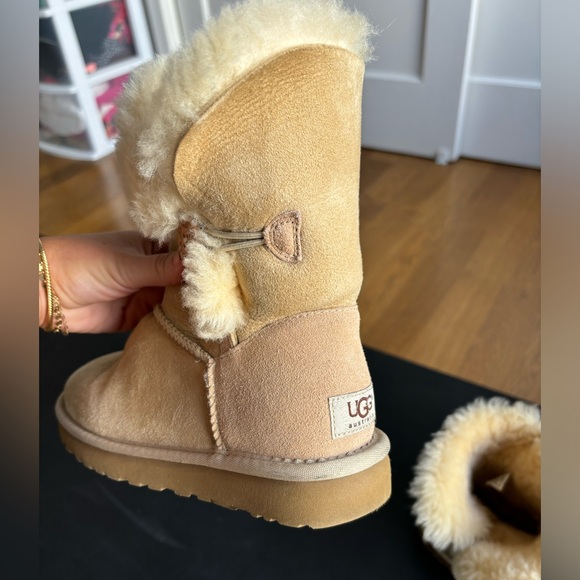 ORIGINAL Ugg Australia! Bailey Button size 7 in color sand - Picture 8 of 8